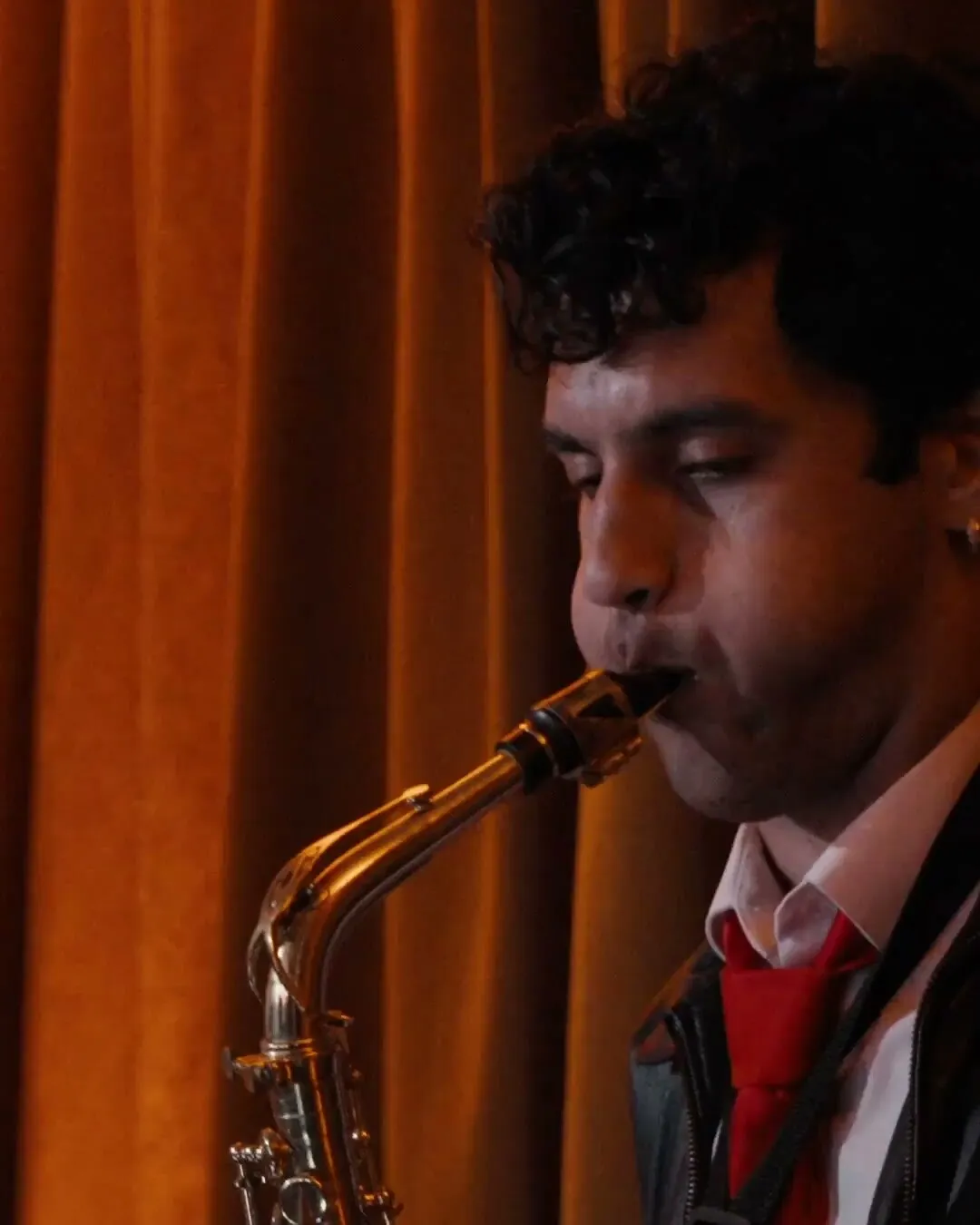 Prazul playing saxophone.